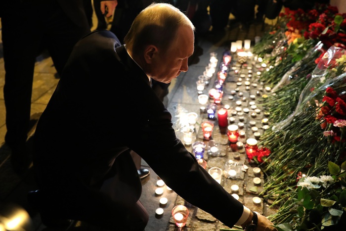 Владимир Путин почтил память погибших в петербургском метро