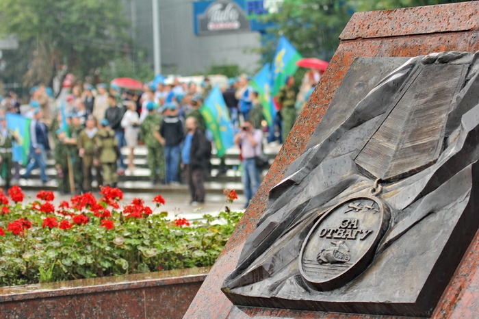 Пьяный десантник протаранил памятник основателям Екатеринбурга