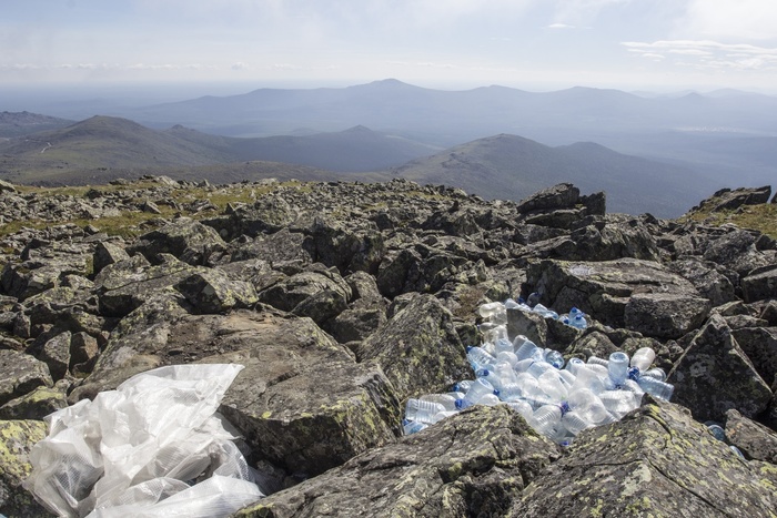 Марафон прошел, а мусор остался: гора Конжак завалена пластиковыми бутылками