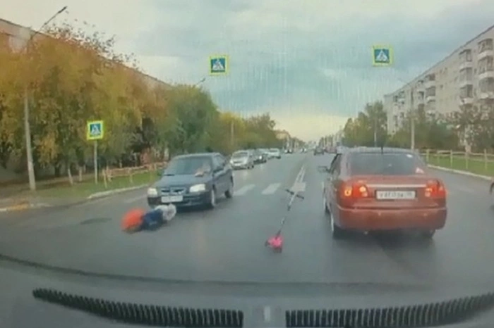 В Свердловской области сбили бабушку с маленькой внучкой. Инцидент попал на видео