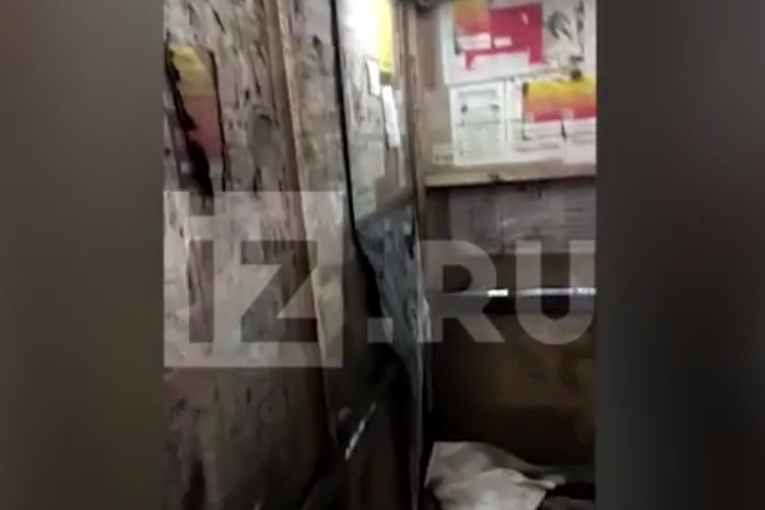 Мужчина чуть не сгорел заживо в лифте из-за самоката
