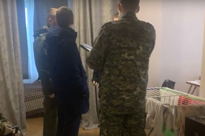 Отец троих детей, которых задушила мать в Екатеринбурге, съехал из квартиры