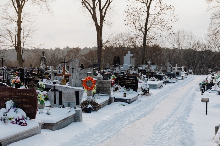 На Урале пропавшего мужчину нашли мертвым на кладбище
