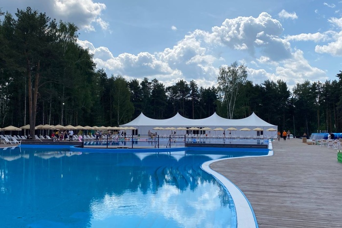В Екатеринбурге открылся новый пляж с огромными бассейнами