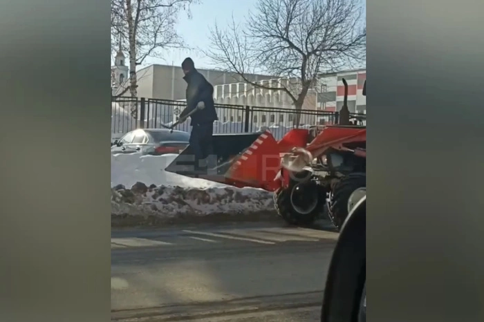 В Екатеринбурге тракторист катал коллегу на ковше