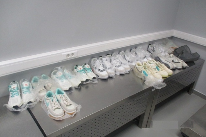 В аэропорту Екатеринбурга мужчину с обувью не пустили за границу