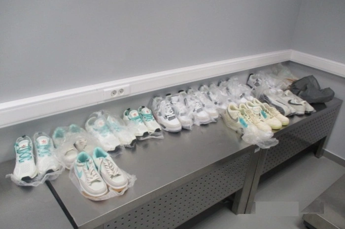 В аэропорту Екатеринбурга мужчину с обувью не пустили за границу