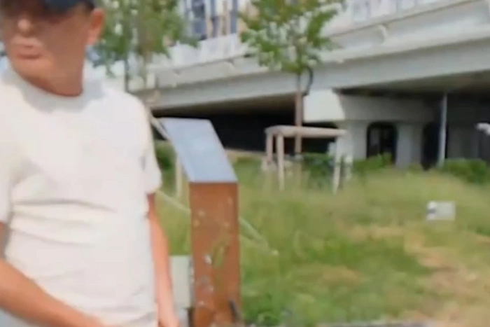 Екатеринбуржец пригрозил девушке расправой за просьбу не справлять нужду на арт-объект