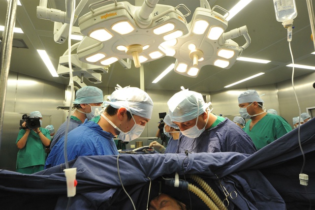 Хирурги Свердловской области оставили в колене у пациента острую часть скальпеля