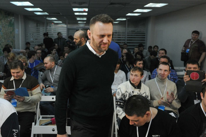 Навального закидали тортами перед офисом ФБК