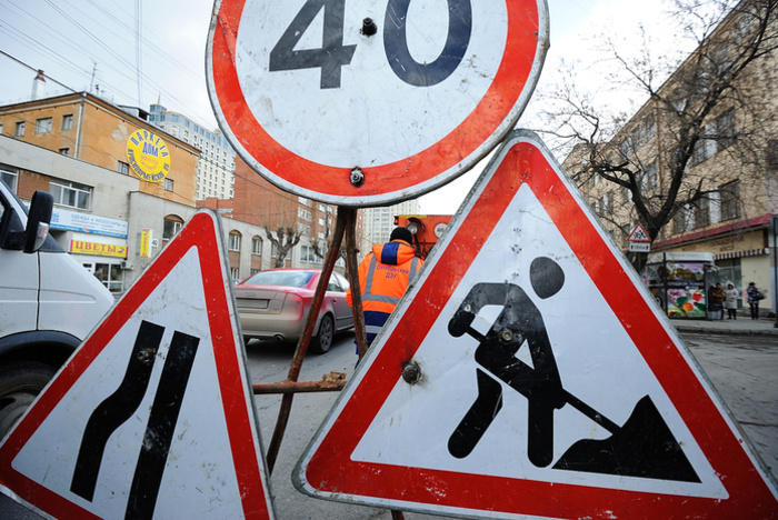 На дорогах Екатеринбурга рассыпались бетонные ограничители за полмиллиона