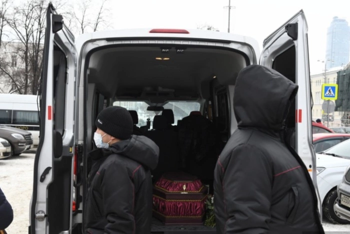 К мэрии Екатеринбурга привезли гроб с мертвецом