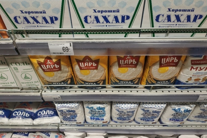 Екатеринбургский гипермаркет мебели дарит за покупку сахар