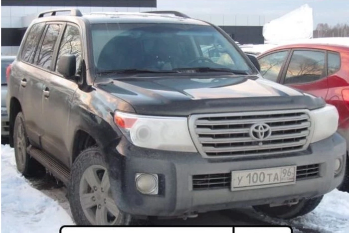 С парковки торгового центра на Уралмаше угнали Land Cruiser