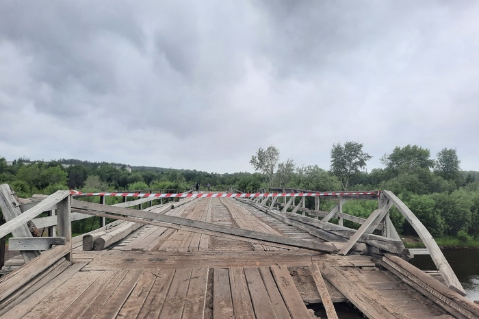 В Свердловской области экскаватор разрушил мост, который жители построили за свой счет