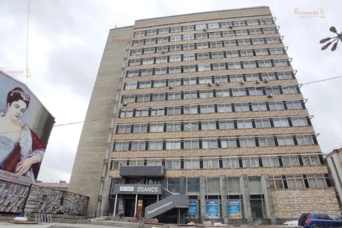 В центре Екатеринбурга за безумную цену продают очень старый офисник