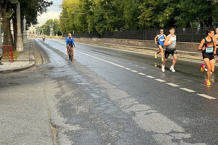Замена плитки на асфальт началась на ключевом перекрестке Екатеринбурга