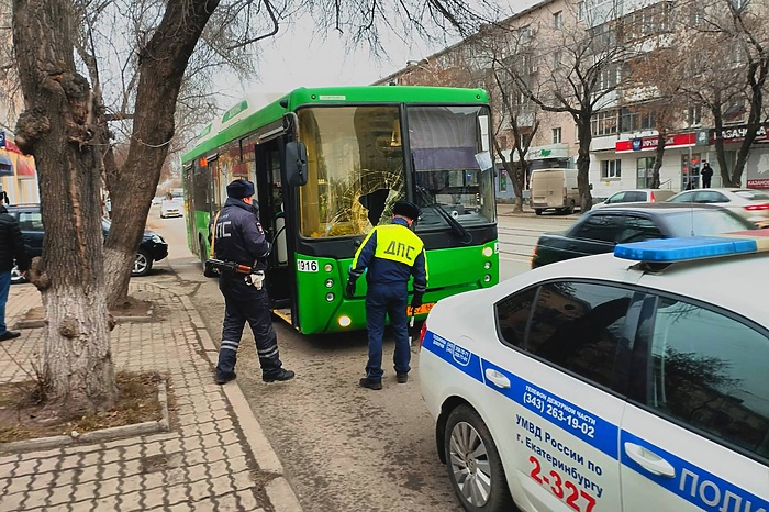 Пассажирка доставлена в Екатеринбурге в больницу из автобуса, сбившего пешехода