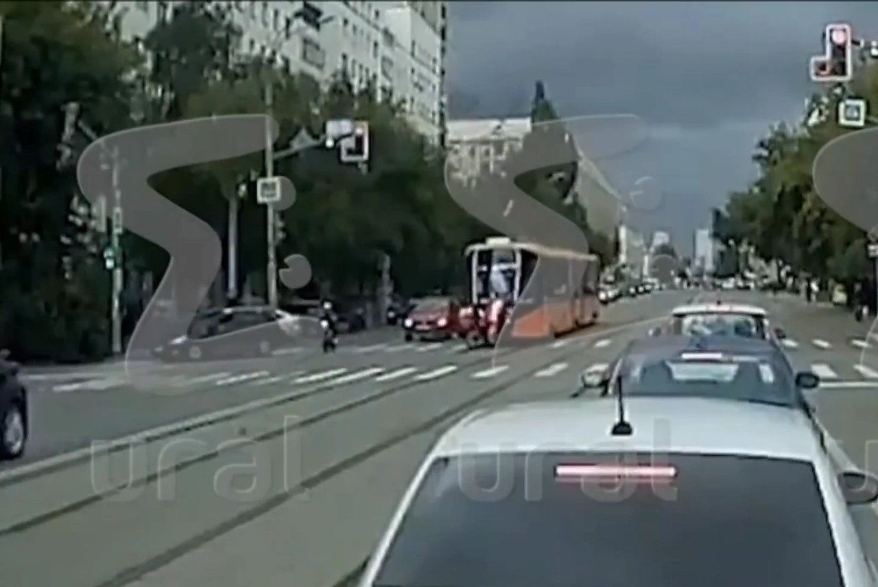 Курьер попал под трамвай в центре Екатеринбурга