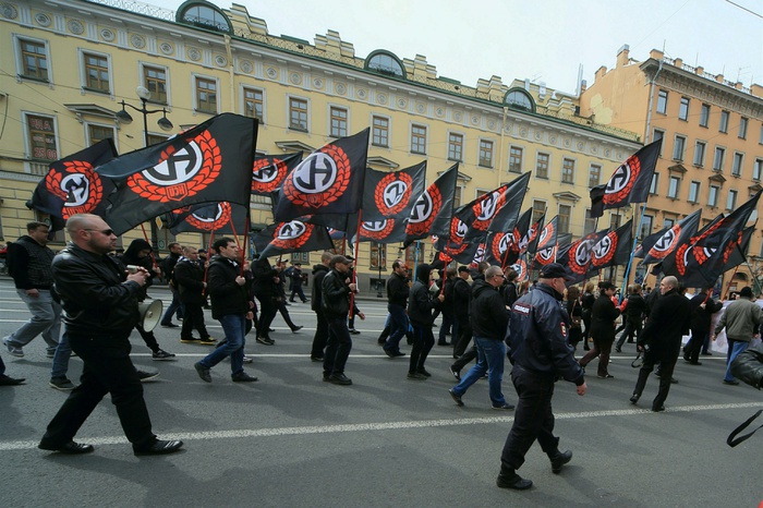В Кремле призвали умереннее бороться с нацистской символикой