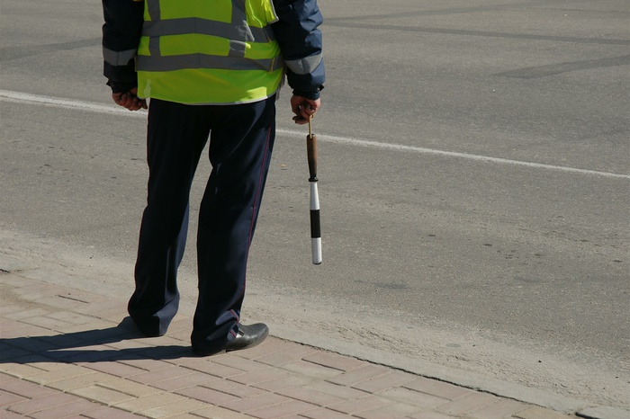 «Регулировщика» в спортивных штанах убрали с перекрестка в Москве