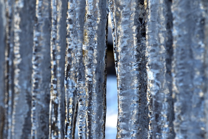 В Североуральске с крыши детского сада упала глыба льда