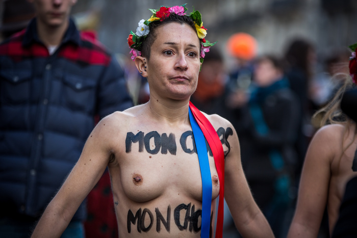 Голые активистки FEMEN выпили шампанского за конец «Нацфронта»