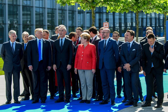 Черногорский премьер подтвердил право президента США стоять впереди всех