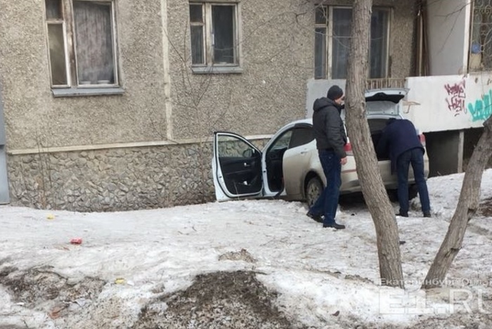 В Екатеринбурге иномарка врезалась в жилой дом