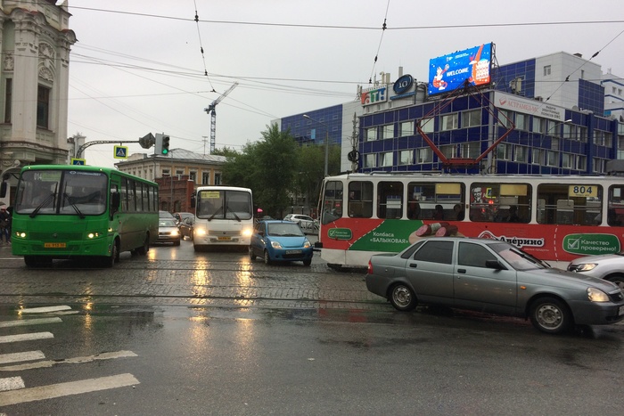 На 8 Марта-Радищева трамвай въехал в легковую машину