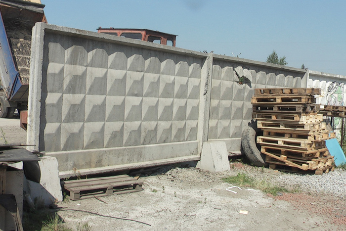 В Екатеринбурге снесли самовольно установленный бетонный забор