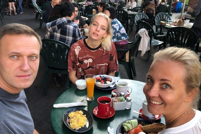 Алексей Навальный опубликовал фото со своего семейного завтрака в США