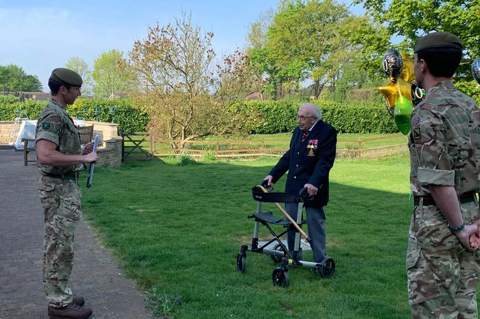 Британский ветеран Том Мур, собравший с помощью ходунков $37 млн пожертвований, отмечает 100-летие