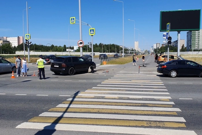 Водитель, не разобравшийся в знаках на дорожной развязке, столкнулся с Porsche Cayene