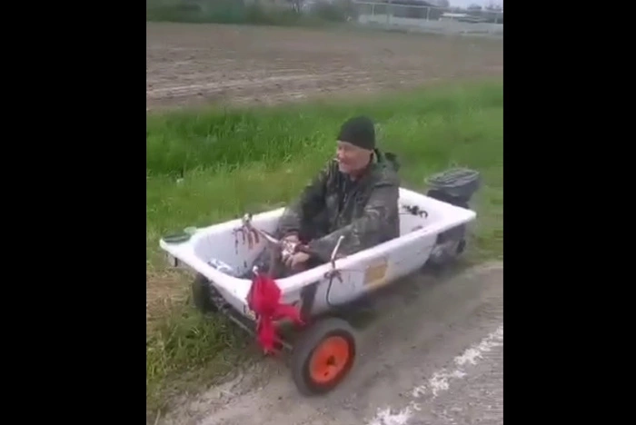 Сотрудники ДПС остановили водителя, управлявшего ванной