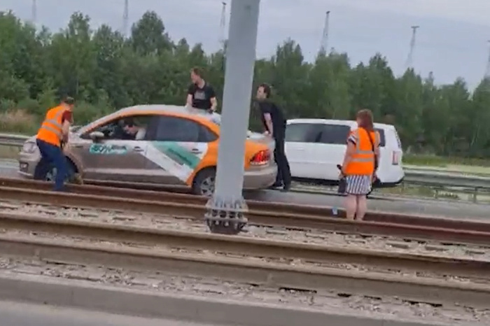 В Екатеринбурге автомобиль застрял возле путей, забаррикадировав дорогу трамваям