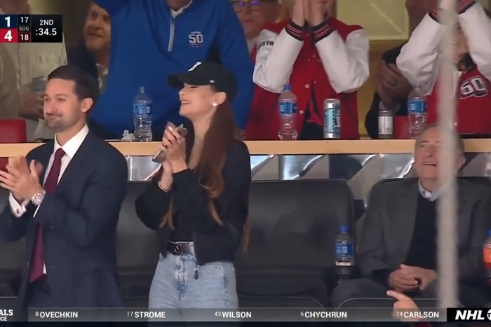 Жена Овечкина, пока ее муж повторял рекорд Гретцки, кормила хоккеистов «Вашингтон Кэпиталз» борщом