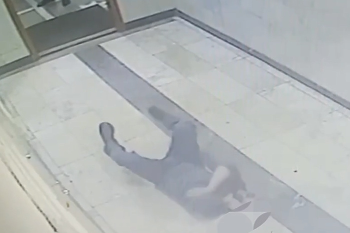 Екатеринбуржец упал в судорогах и разбил голову в здании суда