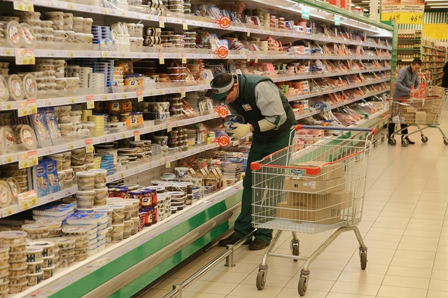 Песков назвал провокациями прогнозы о ситуации с дефицитом продуктов