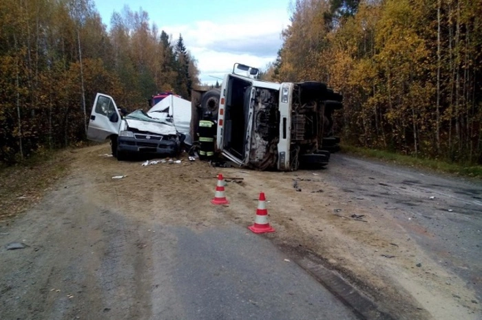 Под Кировградом грузовик с песком накрыл микроавтобус, убив его водителя (ФОТО)