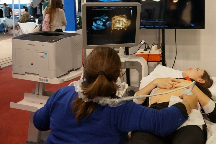 На Уралмаше в подъезде дома нашли труп беременной женщины