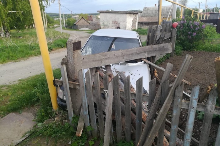 В Кушве пьяный водитель сбил 12-летнего мальчика и снес забор