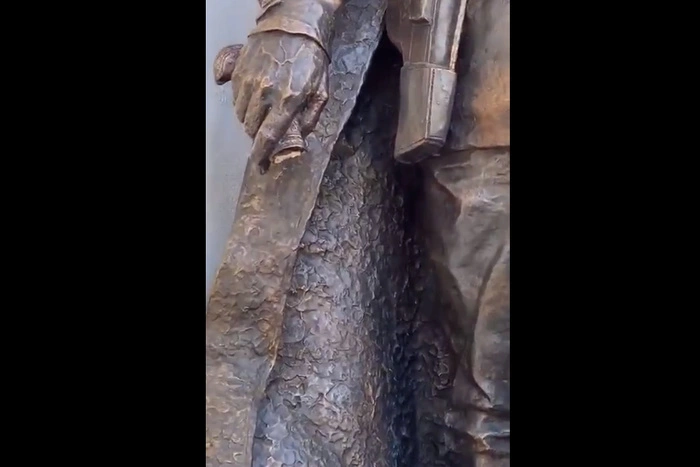 У памятника Чапаеву в Екатеринбурге отломали шашку