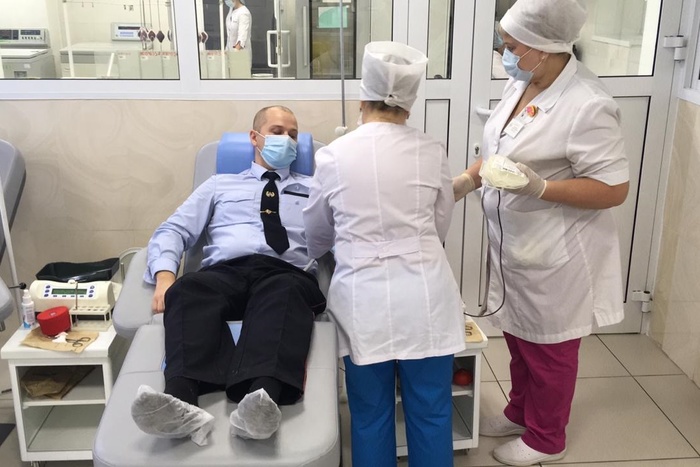 Сотрудники ГИБДД Екатеринбурга сдали кровь и призвали к соблюдению ПДД