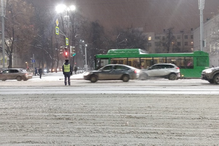 ГИБДД напоминает водителям Екатеринбурга правила проезда пешеходных переходов