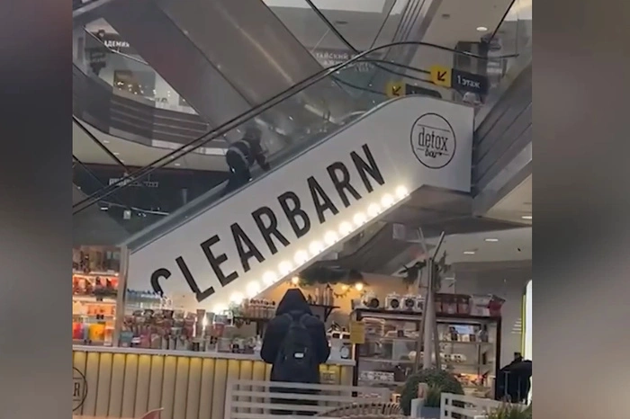 В ТЦ Екатеринбурга родители учили ребёнка баловаться с эскалатором