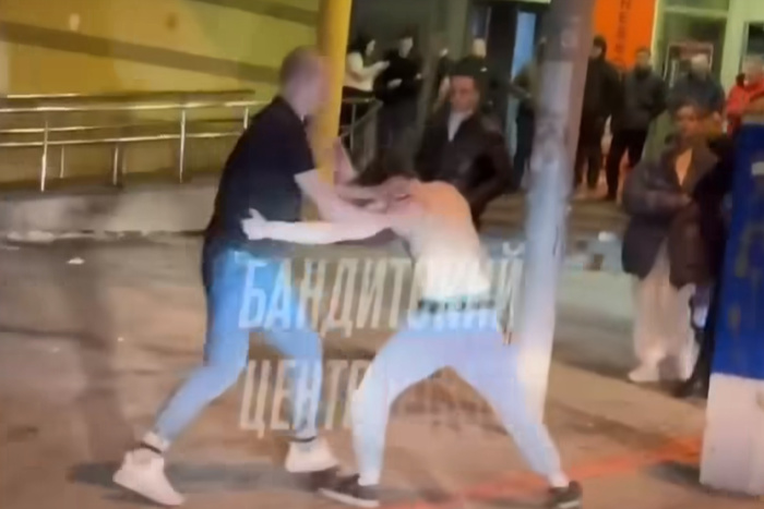 В центре Екатеринбурга два молодых человека устроили драку