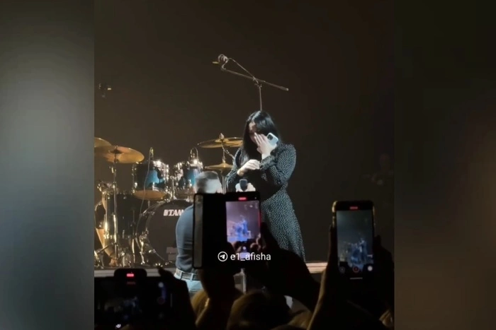 Фанат пробрался на сцену на концерте МакSим в Екатеринбурге