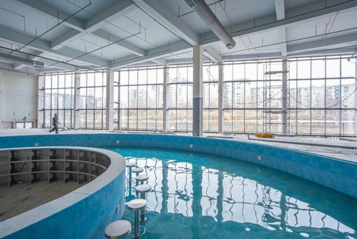 Внутри ТЦ Екатеринбурга залили самый большой на Урале бассейн