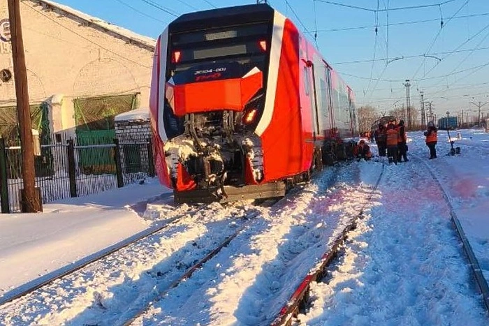Электричка из Екатеринбурга сошла с рельсов в Серове